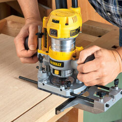ΚΑΘΕΤΗ ΦΡΕΖΑ 900W – DeWALT